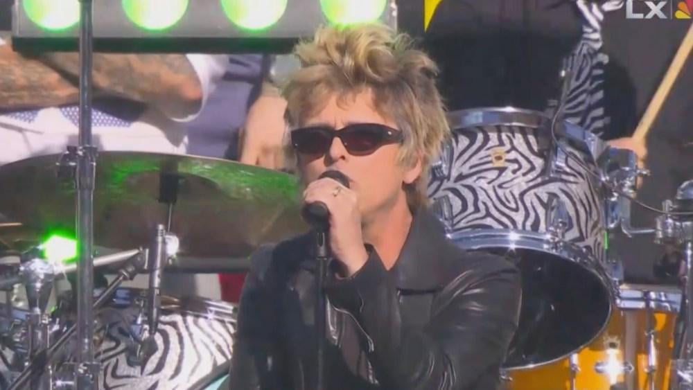 グリーン・デイ、スーパーボウルのプレショーで「American Idiot」「Holiday」「Good Riddance」でF爆弾を投下