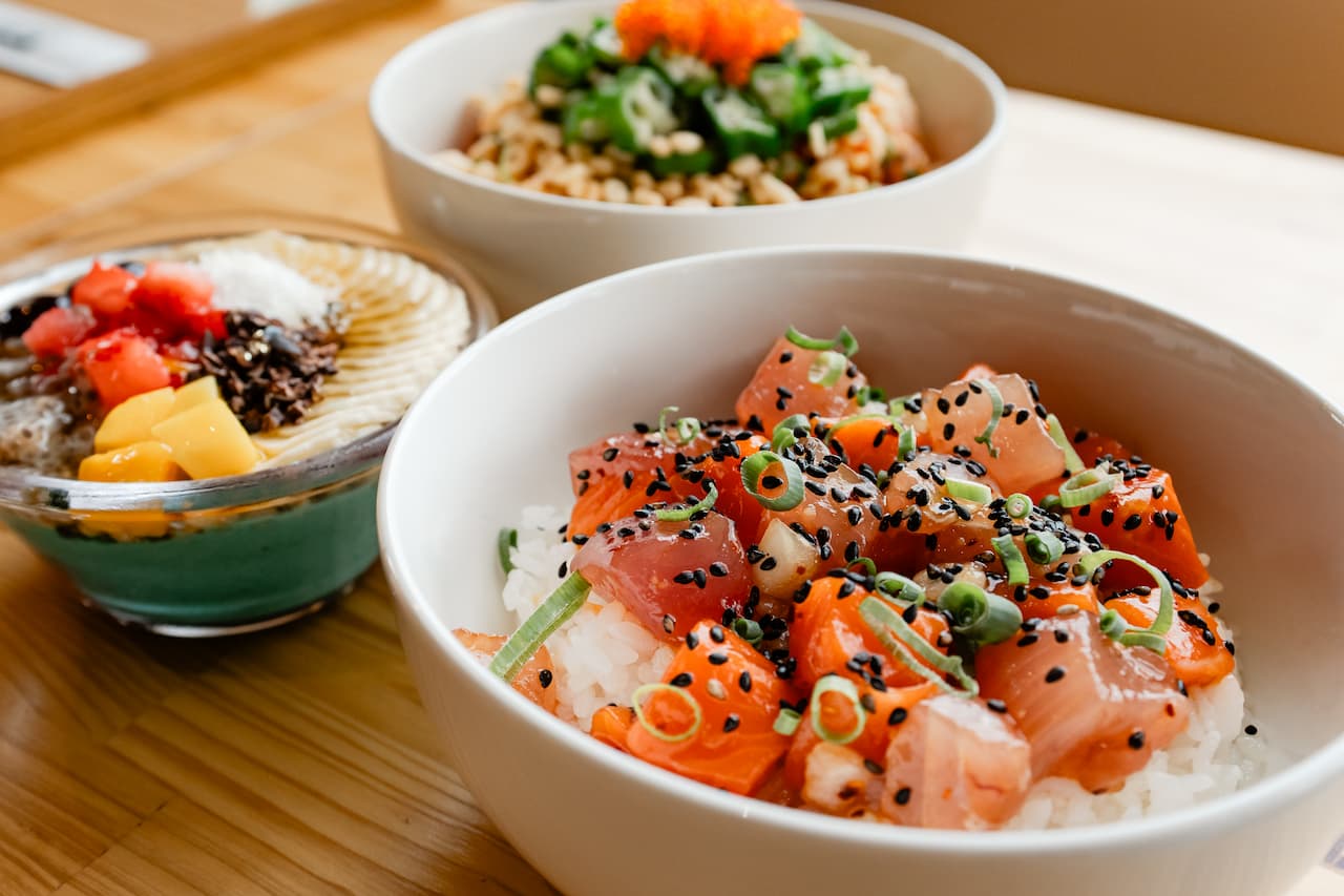 新鮮な沖縄の恵みを味わう、ハワイ生まれのポケボウル専門店「Poke Boo(ポケブー)名護店」