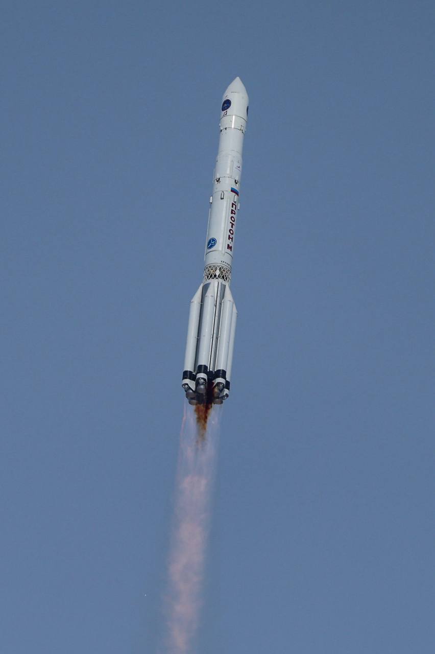 青空を背景に上昇するプロトンMロケット。気象衛星「Elektro-L」5号機を搭載している（Credit: Roscosmos / Ivan Timoshenko）
