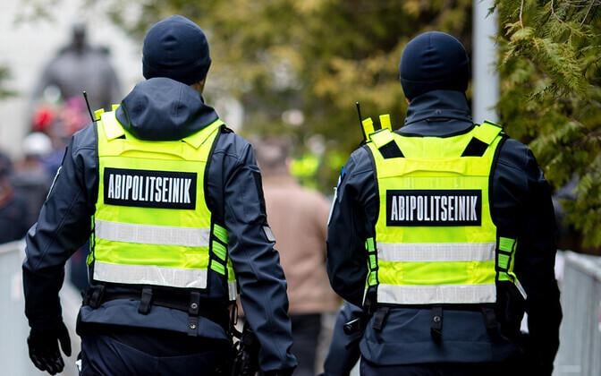 補助警察官は、特別な色のない警察車両で車を停止する権利を得る |エストニア