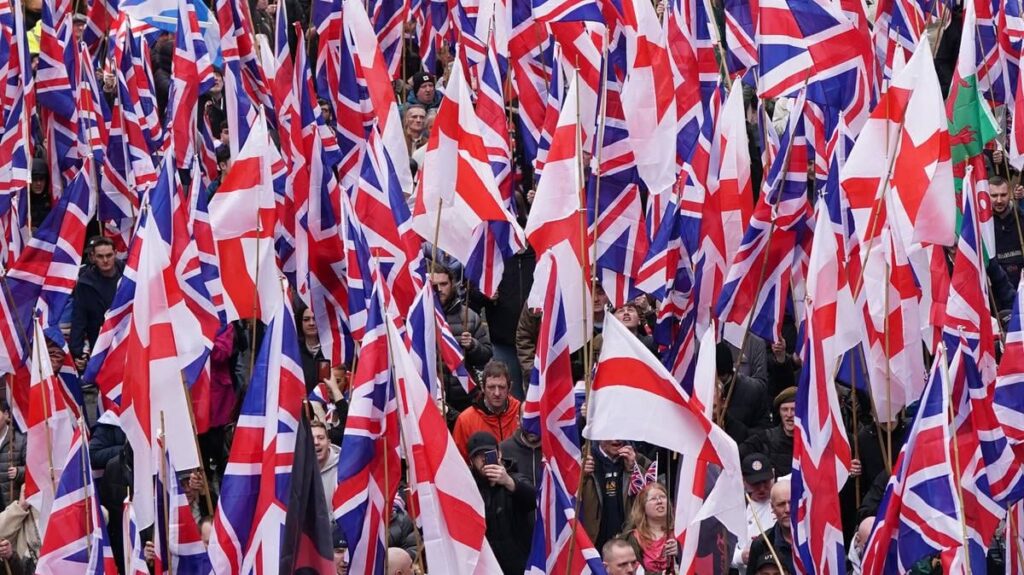 英国で11人逮捕 極右デモ参加者がマンチェスターに集結し初行進