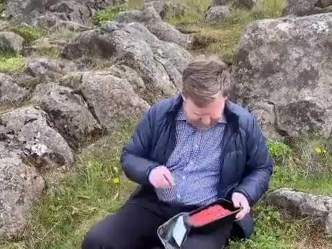 シグムンドゥル・ダヴィズは生のひき肉を食べる