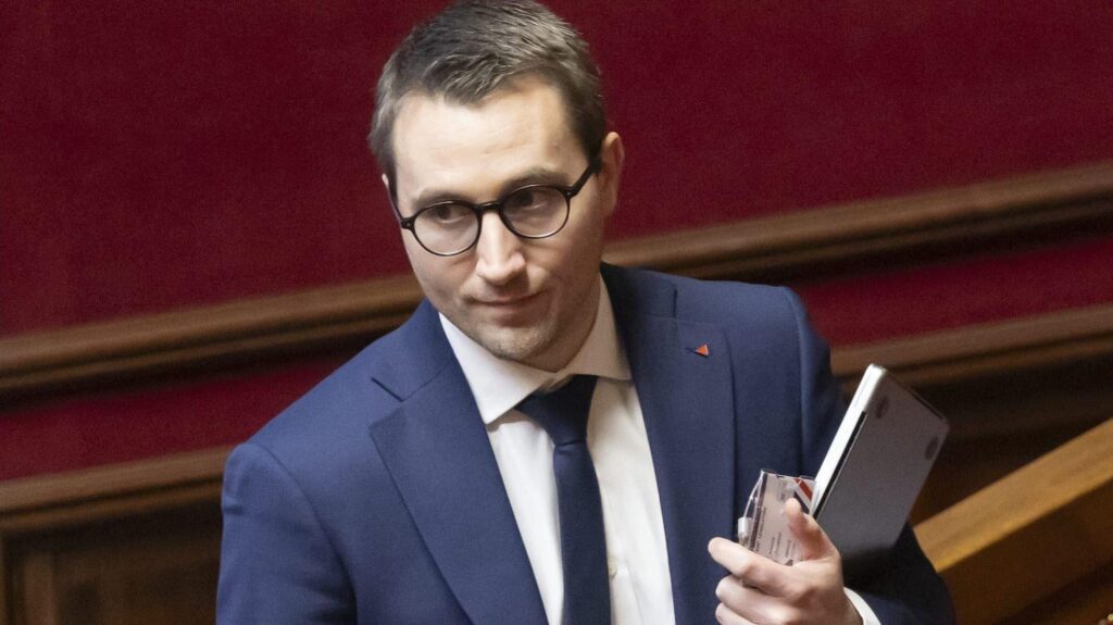 エプスタイン事件：ラ・フランス・インソウミズが超党派の調査委員会の創設を提案