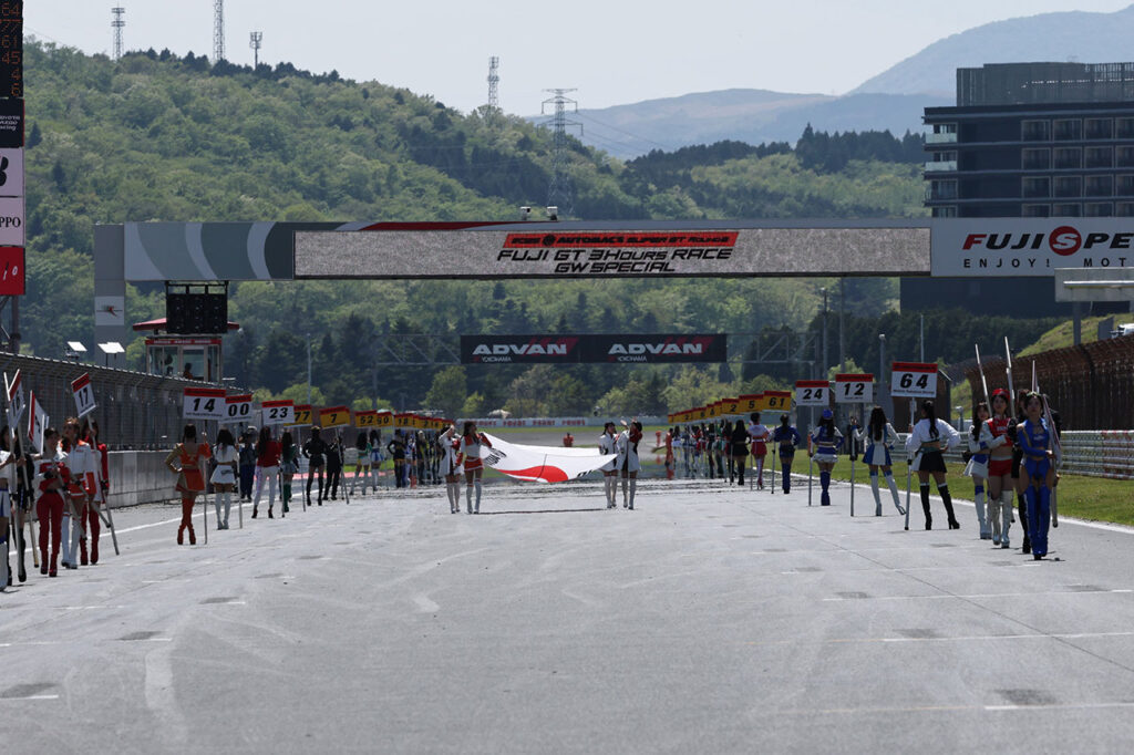 スーパーGTの2026年シリーズエントリーリストが発表。2クラス合計43台が名を連ねる – autosport web 2025スーパーGT第2戦富士 決勝スタート進行