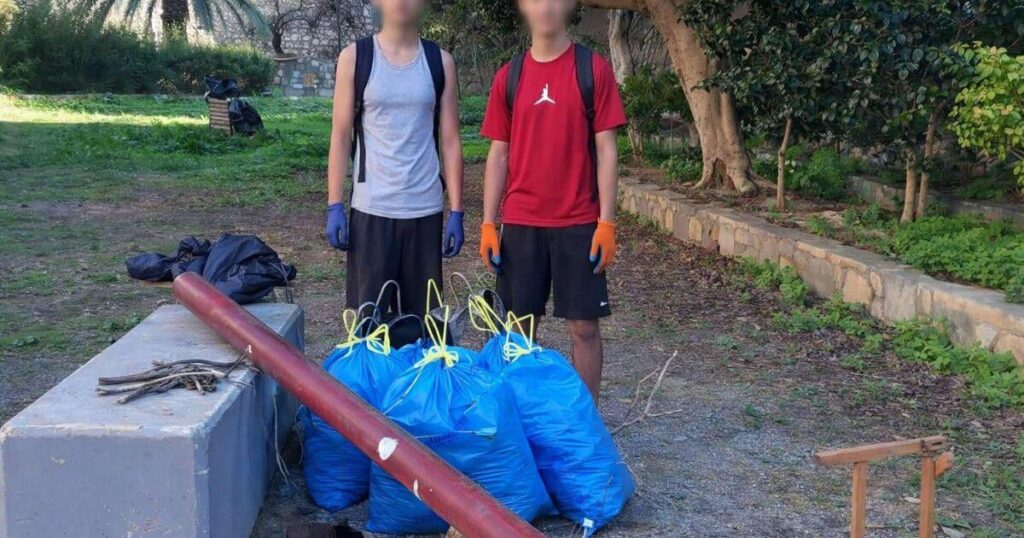 2人の学生がスポーツをするために行く公園を自分たちで掃除しました