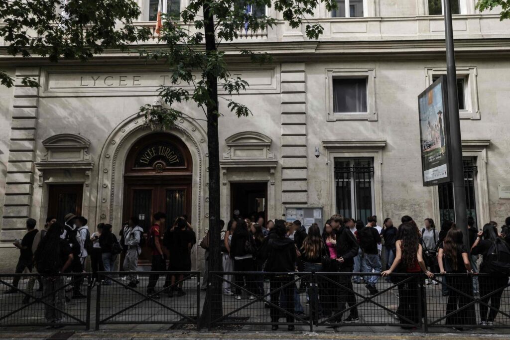 学校のリズム：エマニュエル・マクロン大統領は中学校と高校の日数と休暇の短縮を提唱