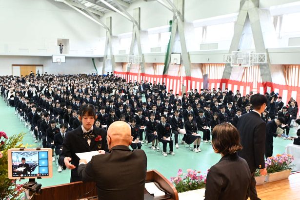 県内私立高で卒業式　新たなステージへ飛び立つ　昭和薬科付属・沖縄カトリック