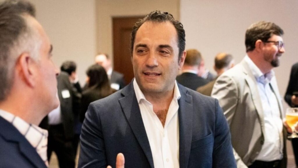 ステランティスは電力に対する考えを変え、222億の評価損、配当停止と190億から210億の巨額損失を発表した。株式市場で株価が暴落し、-30%以上に達し、過度な下落により一時停止され、-25%で取引を終了