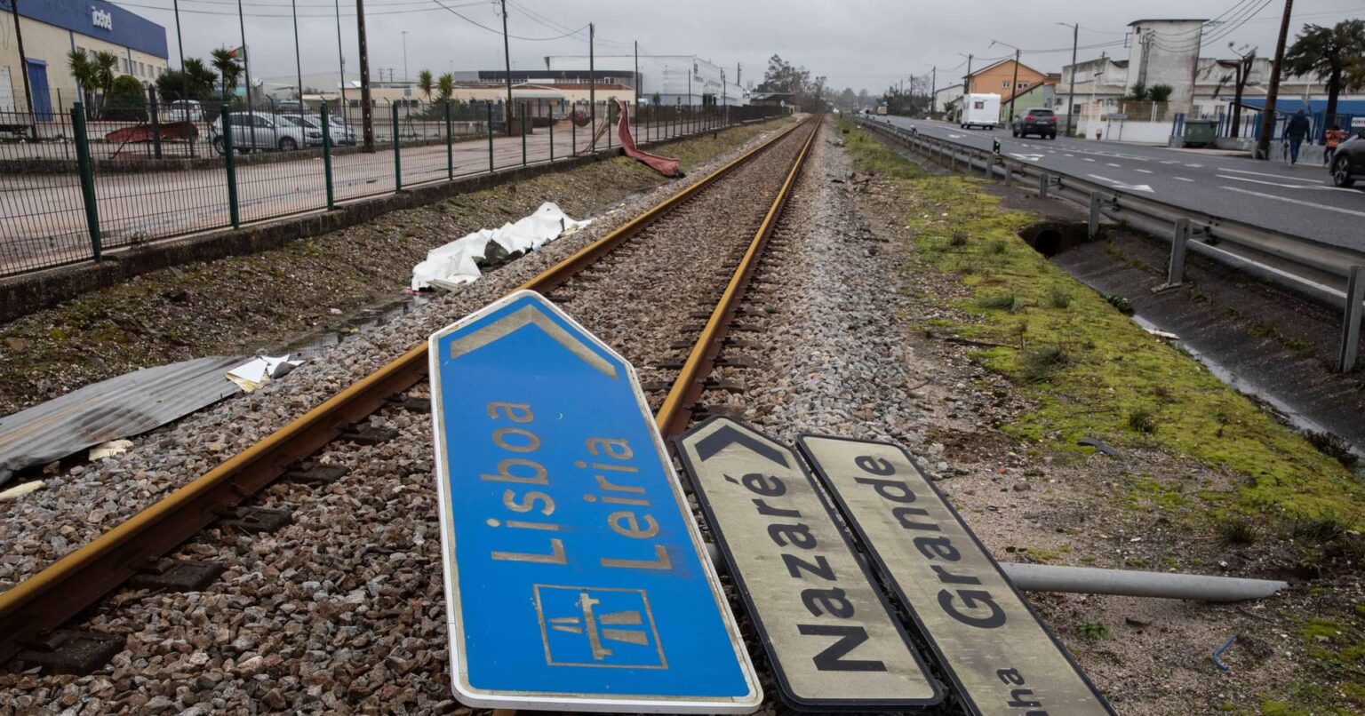 屋根の修理中に転落して2人が死亡。修復作業で400人以上が負傷した