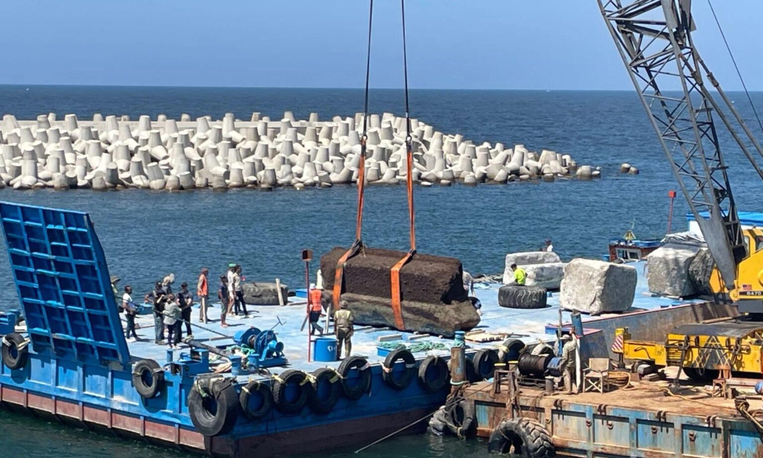 1,600 年の海底を経て、アレクサンドリアの灯台の遺跡が出現