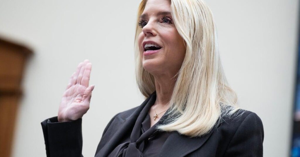 ボンディは議会に嘘をつき、マクスウェルは「下位施設」に移送されなかったと語る