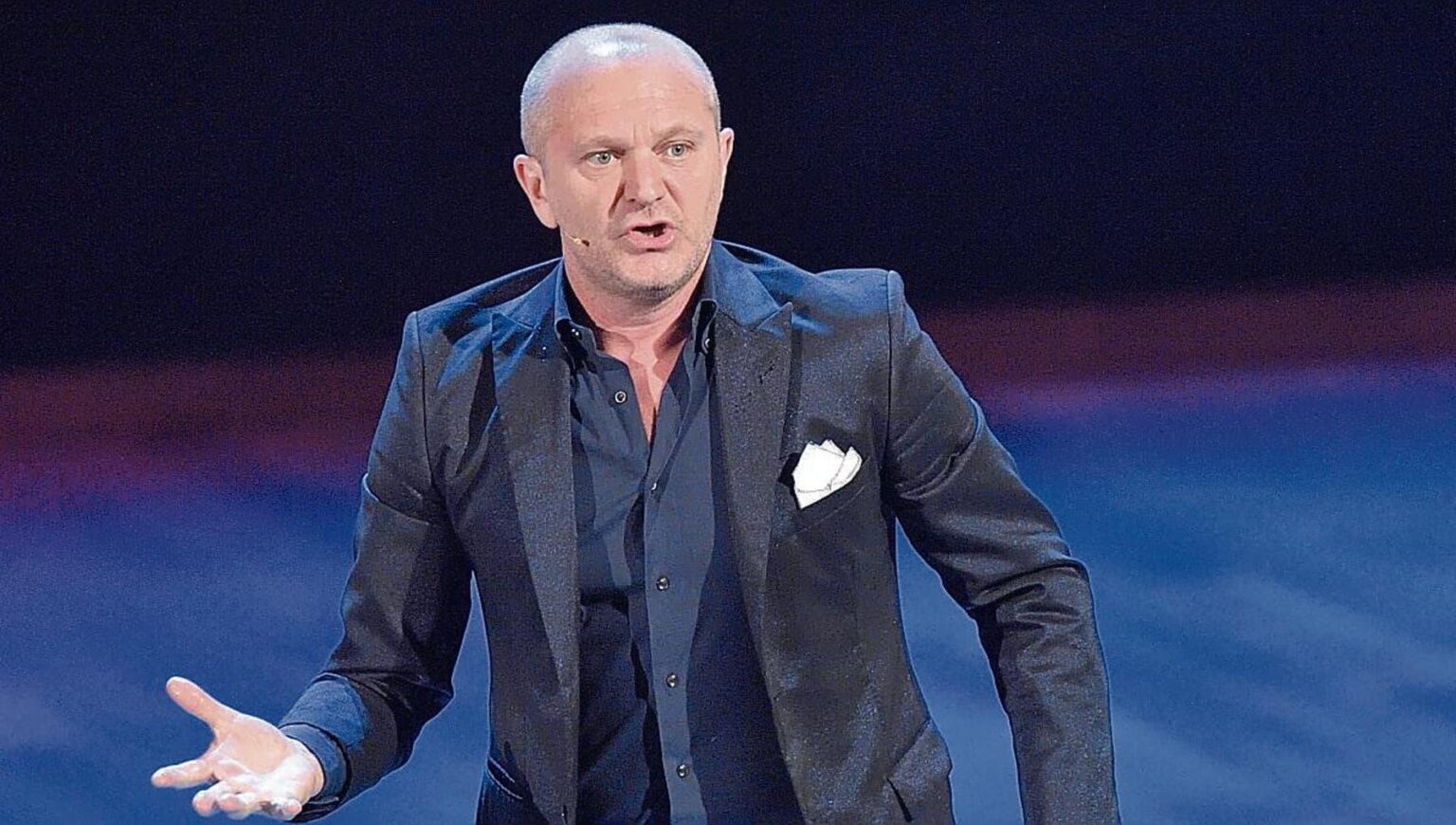 サンレモでアンドレア・プッチ共同司会者、ソーシャルメディアが反乱：「ファシスト、人種差別主義者、同性愛嫌悪」