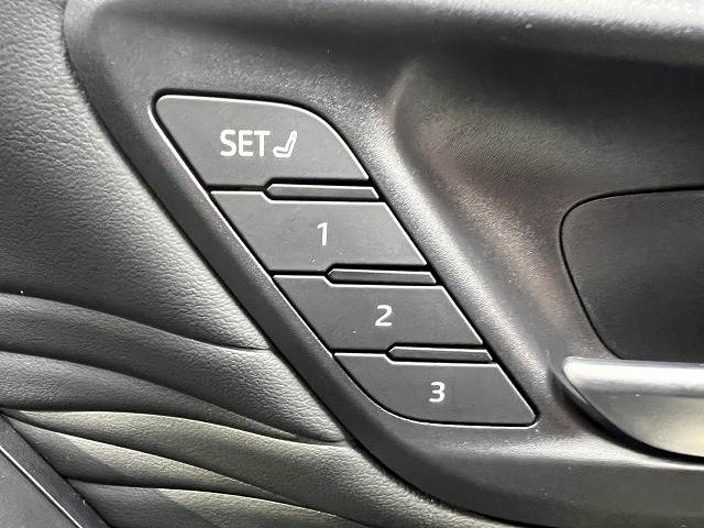 【メモリー機能付きパワーシート】細かな調整ができますので、お好みのシートポジションでメモリー。あとはボタンを押すだけでOKです。