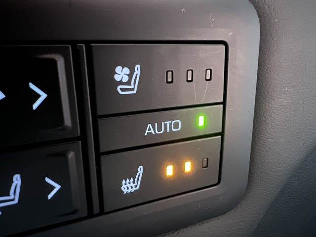 【シートヒーター＆シートクーラー】高級車にふさわしい快適装備で、夏場は座面から涼しい風が、冬場は身体の芯からポカポカになりますね。