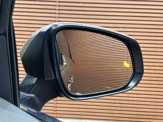 【ブラインドスポットモニター】車線変更時に後方から近づくお車をアラートしてくれます。