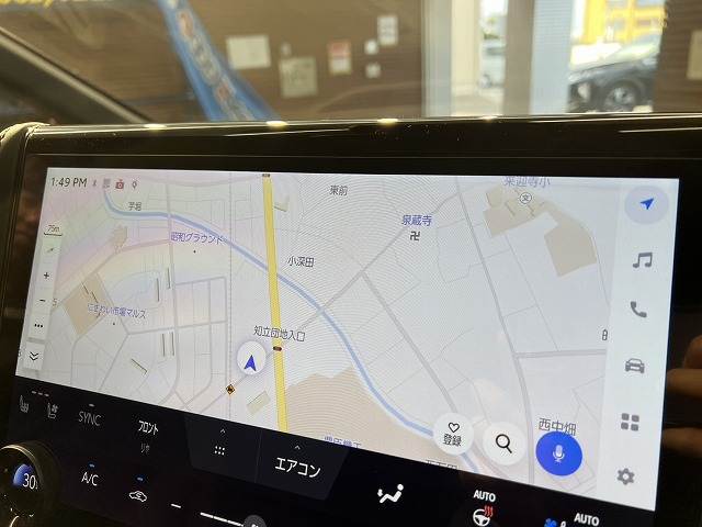 【純正ディスプレイオーディオ】FM・AMラジオやブルートゥース接続など多彩な機能を併せ持っており、インパネ周りがすっきりしてますね！追加オプションでナビ機能やフルセグTV、DVD再生なども可能です。