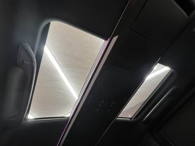 【パノラミックルーフ】サンルーフよりも開口部が広く、後席の頭の上まで開放的な空間がお楽しみいただけます。