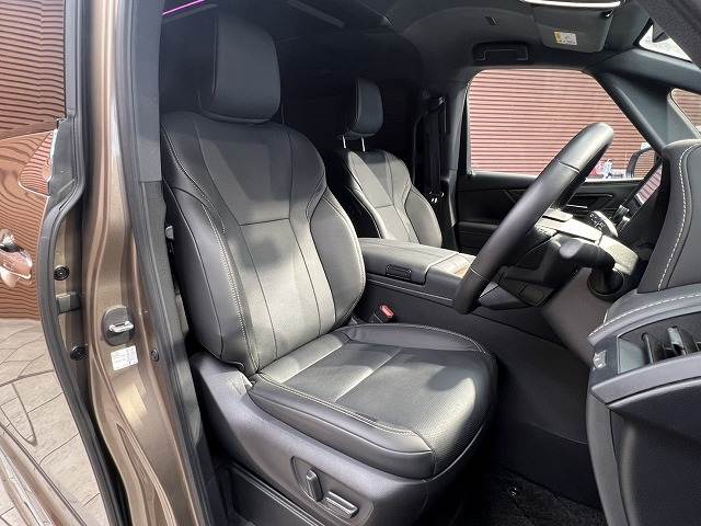 各ブランドのシートカバー取り扱っております、また弊社オリジナルフロアマットもございます。自慢の愛車をアレンジしましょう☆