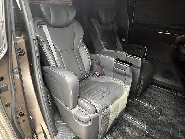 セカンドシートは大人二人が乗っても十分なスペースが確保されております。各種「室内除菌抗菌コーティング」「室内クリーニング」も取り揃えておりますよ。