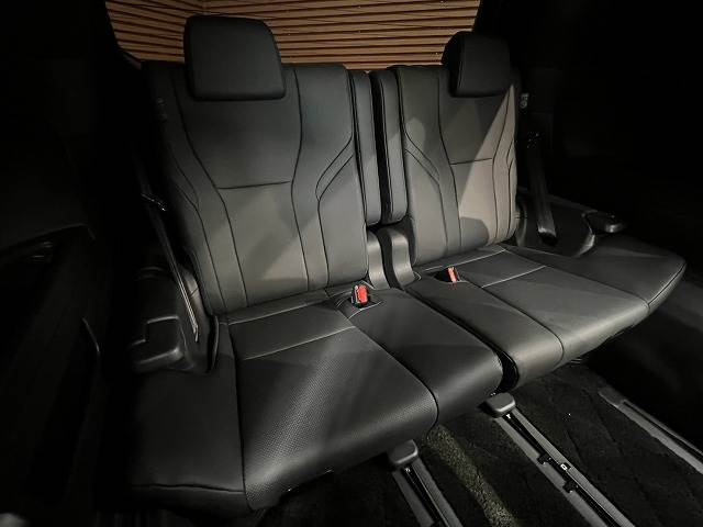 【サードシート】大人も座れる３列シート。畳めばフラットになりSUVでは希少な３列シートです。