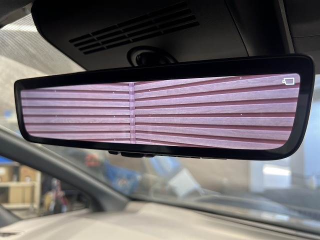 【デジタルインナーミラー】を搭載しております。ミラーにより後方確認ができますので、駐車の際などに役立ちます。