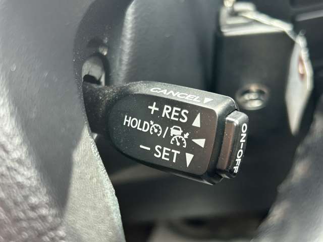 【 クルーズコントロール 】高速道路で便利なクルーズコントロールも装着済み。アクセルを離しても一定速度で走行ができる装備です。加速減速もスイッチ操作でＯＫです。