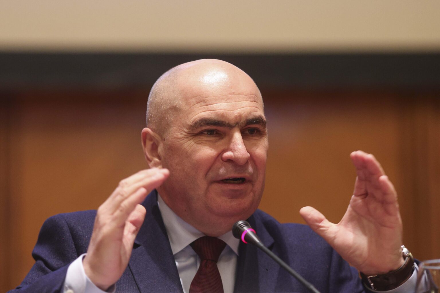 ボロジャン氏は医学部卒業生に最低年数はルーマニアで働くことを望んでいる。 「あなたにはこの国に対する義務がある」