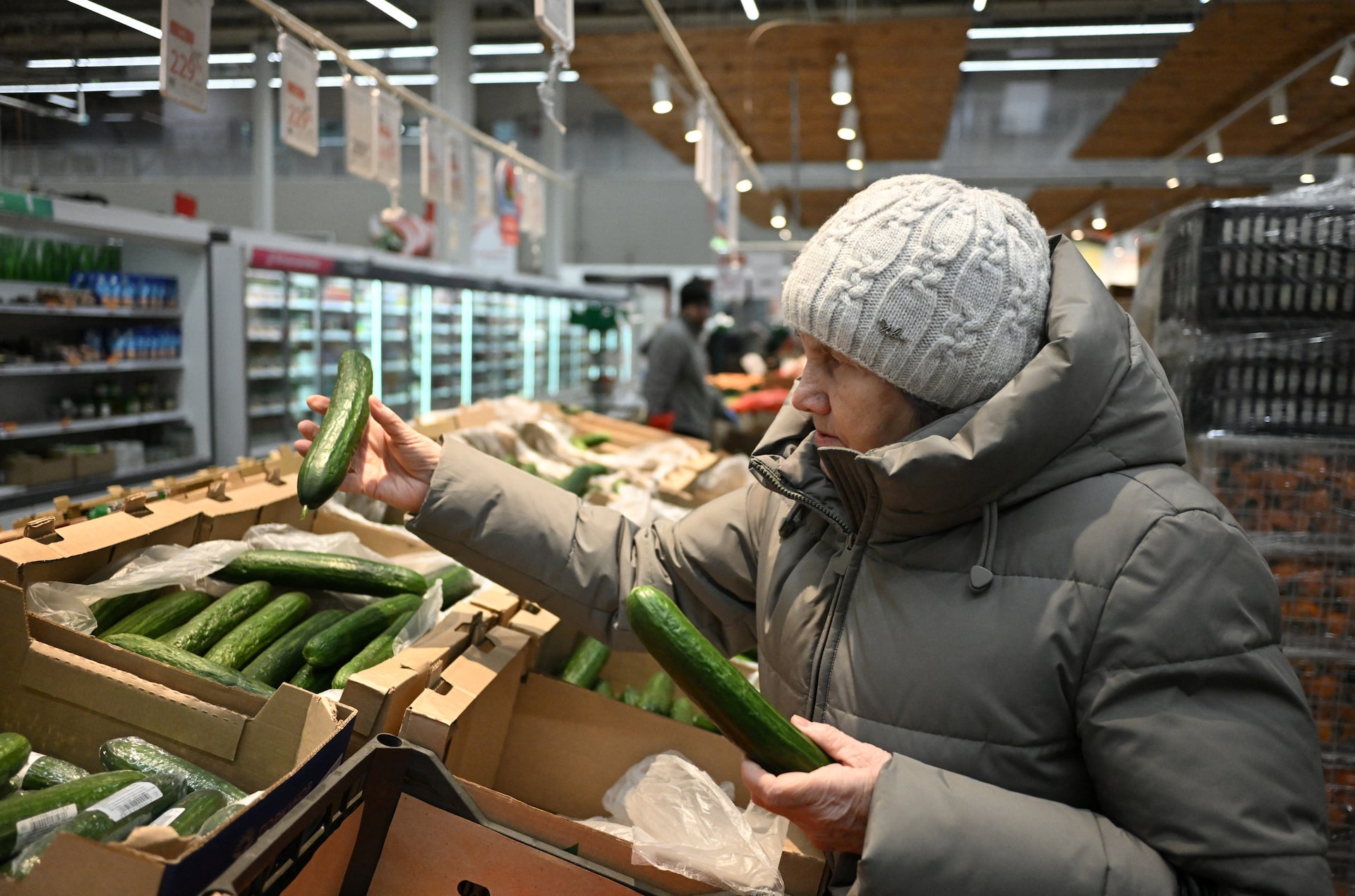 ロシアでキュウリ価格が倍に、戦時下のインフレに消費者怒る