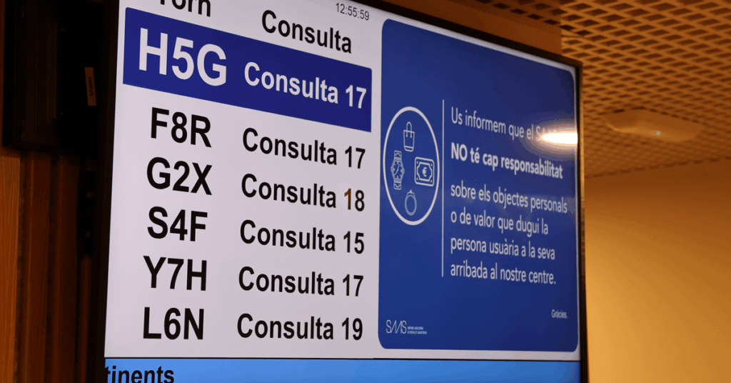 児童心理学者と精神科医の診察を最大1か月半待つ