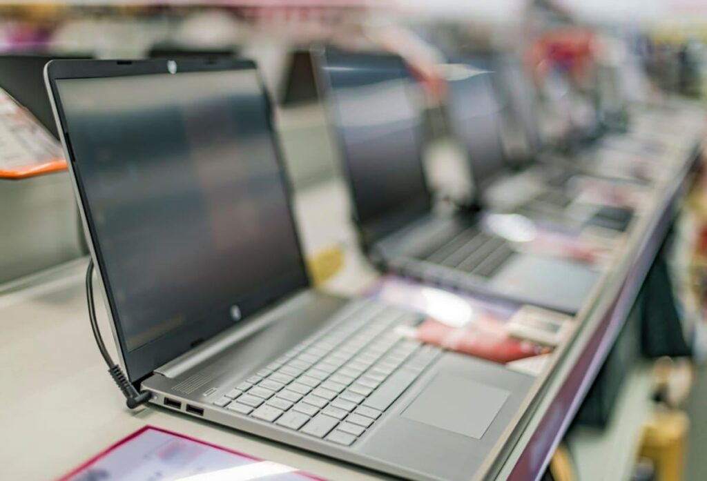 息子の「大学指定のパソコン」が“20万円”で仰天！ 夫は「このスペックなら10万円で買える」と言いますが、保証もあるなら“指定パソコン”にすべきですか？ 購入すべきかのポイントを確認（ファイナンシャルフィールド）