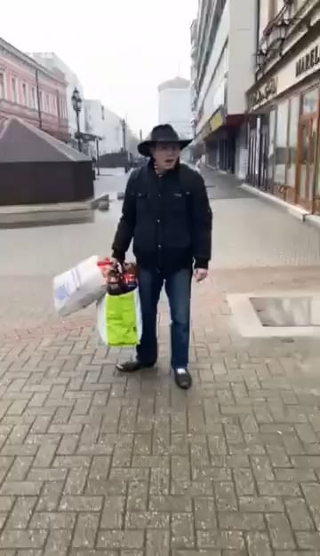 ニーレジハーザでは、クジャーニャイスの瓶を手に持った男が紹介徴収人を脅迫した。彼は活動家たちがヴィクトル・オルバンさんの家族を殺害しようとしていると非難した。