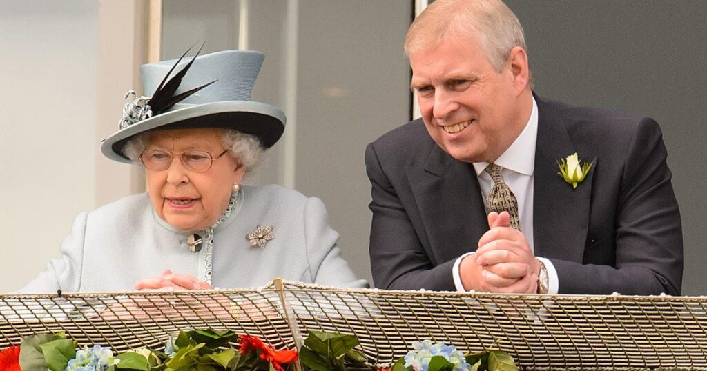 エリザベス女王、アンドリュー君は「王室従者に殴られて当然だった」