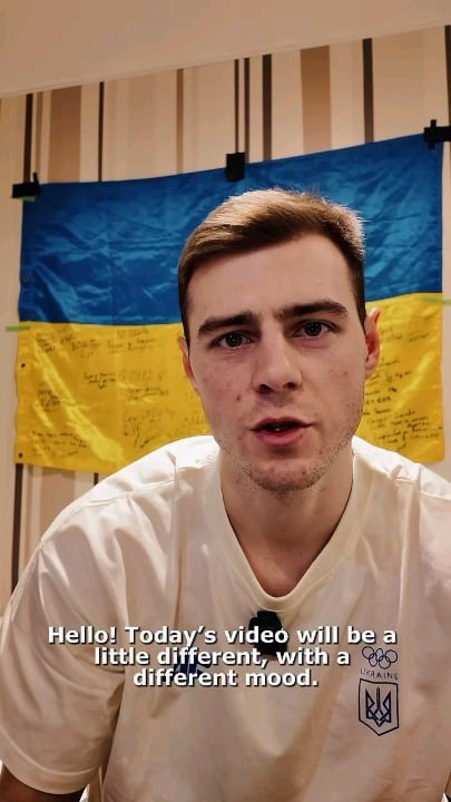 ウラディスラフ・ヘラスケビッチ選手は、ロシアの攻撃で死亡したウクライナ選手を讃えるヘルメットをかぶってミラノ・コルティナオリンピックに到着した。 IOCの圧力や制裁の可能性にもかかわらず、彼はロシアのテロリズムに声を上げ、選手たちに敬意を表することを選択した。