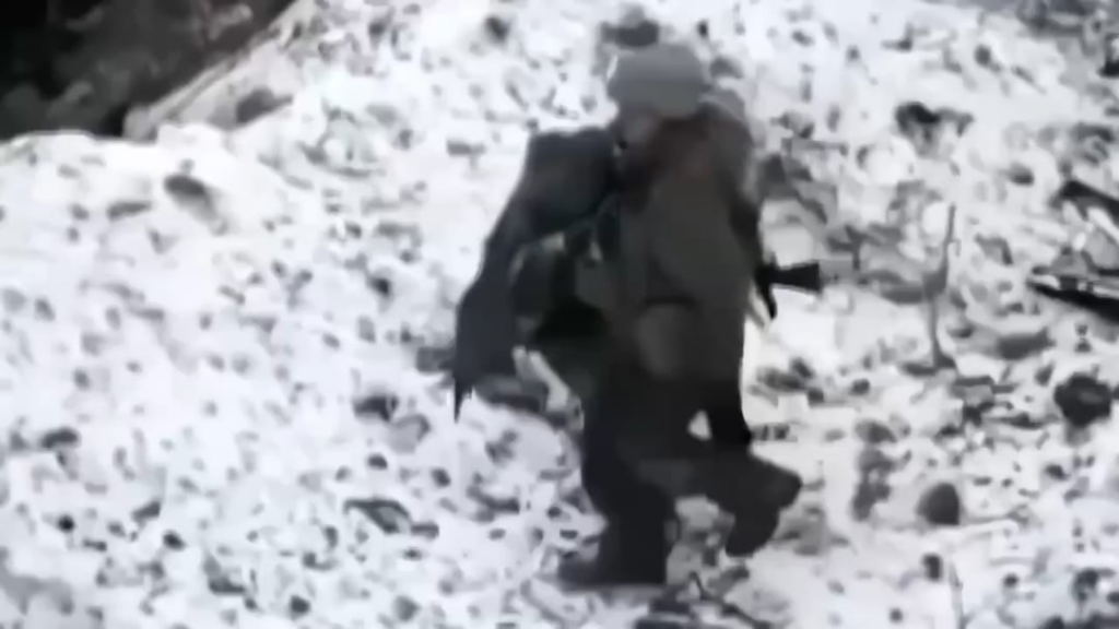 ウクライナの狙撃兵がロシア兵士を顔面に撃って排除