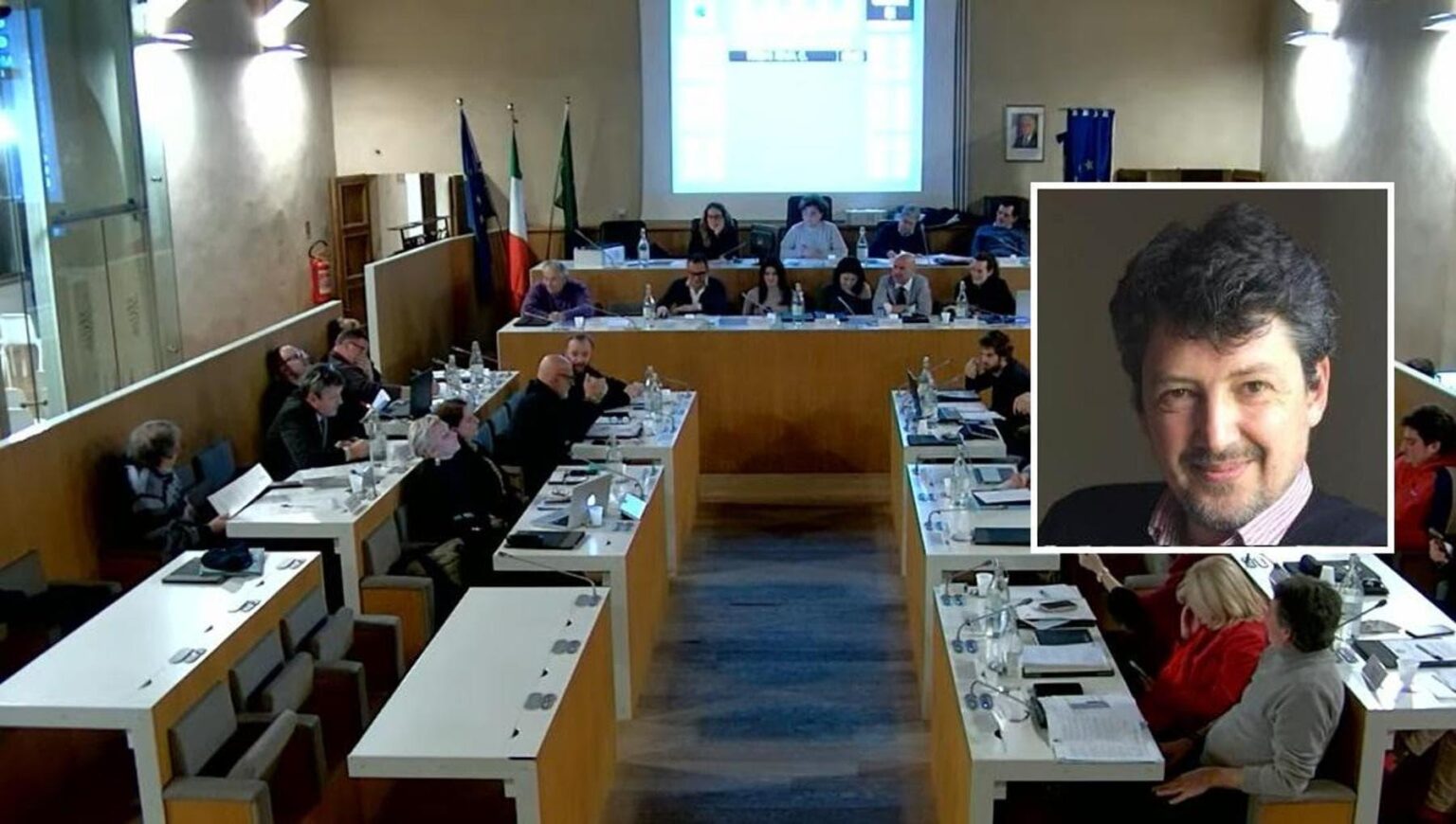 「女性の選挙権は家族単位への攻撃だ」：フォルミジネ、中道右派議員の衝撃的な言葉