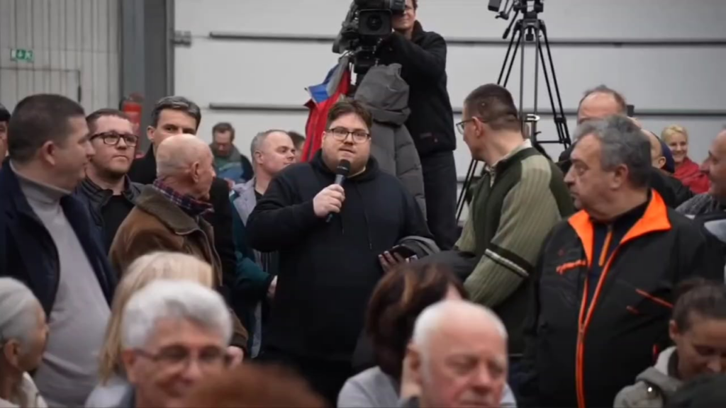 プスタシャボルチ市の小学生がフィデス元市長に後頭部を殴られたが、事件前から同じく児童殴打者でフィデスの現市長ラースロー・テュケ氏から表彰を受けていた。