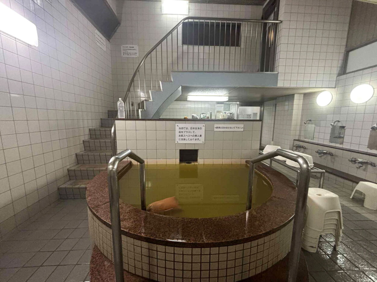 思わず揉みほぐしたくなる大きな袋が目印の「漢方延寿薬湯」