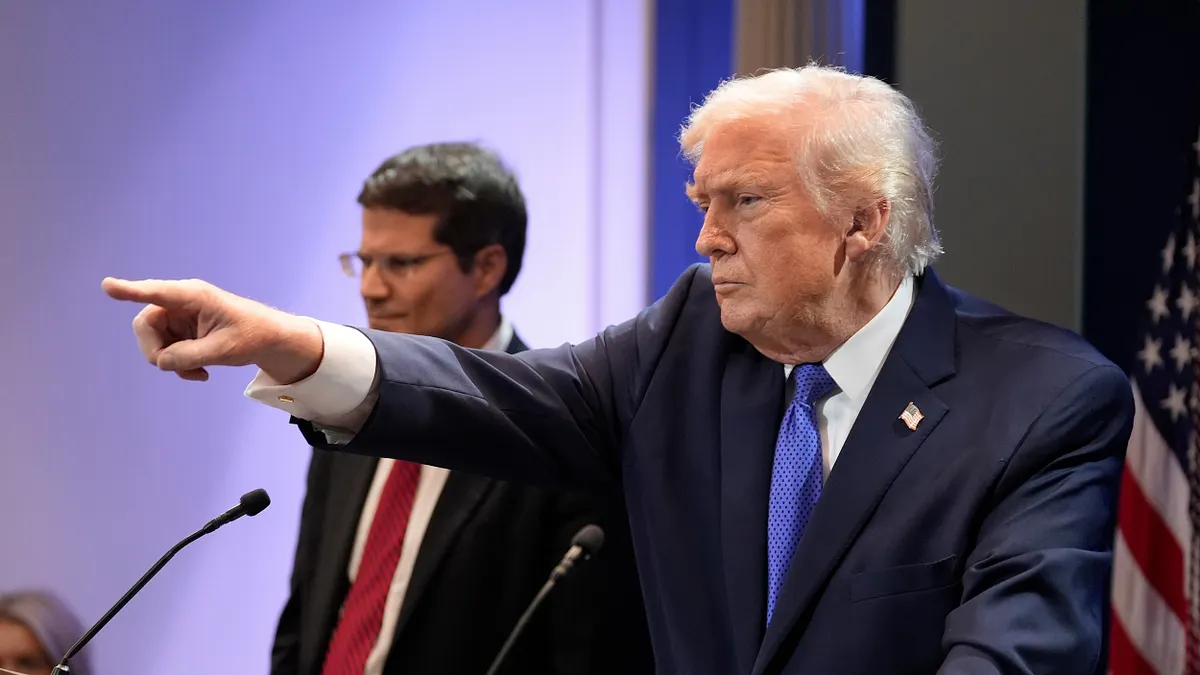 2026年2月20日、米連邦最高裁判所が大統領による「国際緊急経済権限法」に基づく関税徴収を違憲と判断した後、ドナルド・トランプ氏は記者会見を開き、反対意見を述べた判事を批判するとともに、徴税のための新たな法的根拠を模索すると強調した。(写真/AP通信提供)