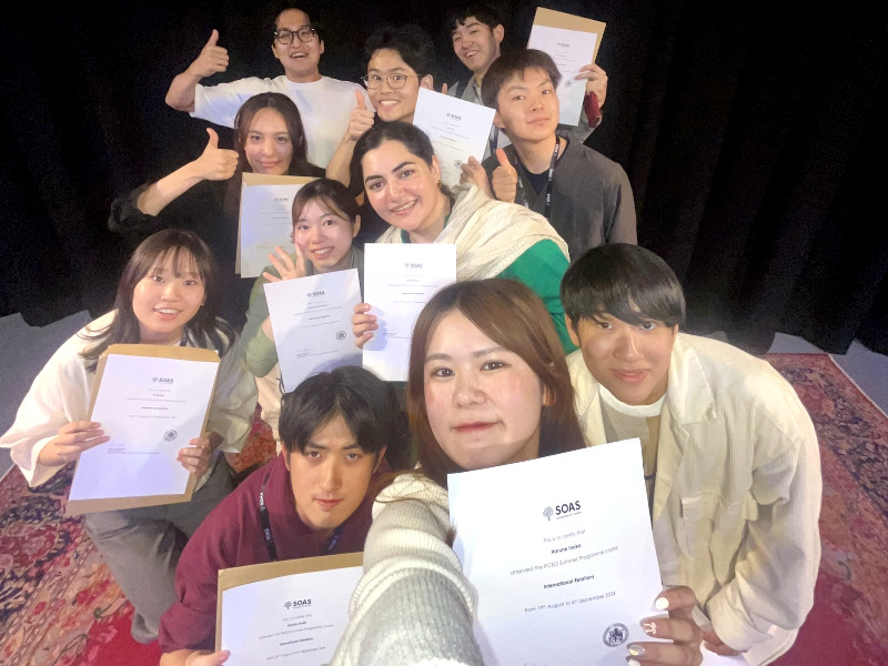 修了式の後、クラスメートとの⼀枚