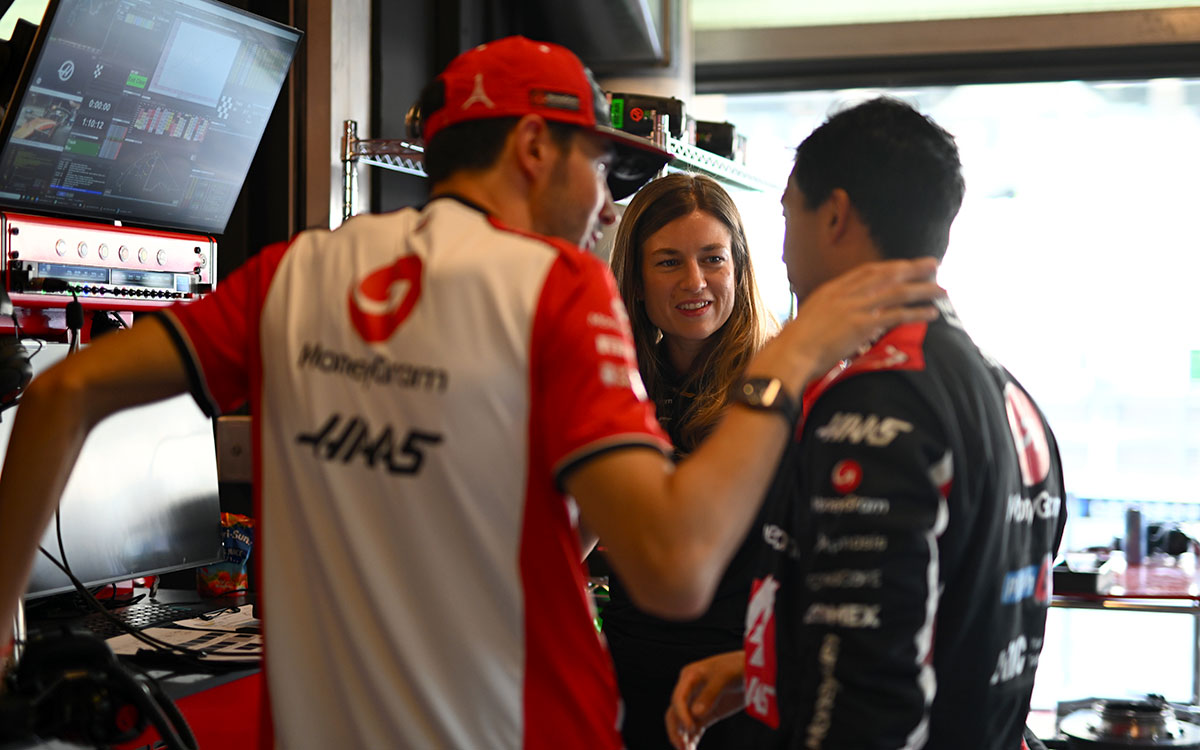 ハースのガレージ内でエステバン・オコンおよびレースエンジニアのローラ・ミュラーと話す平川亮、2025年12月5日(金) F1アブダビGPフリー走行（ヤス・マリーナ・サーキット）