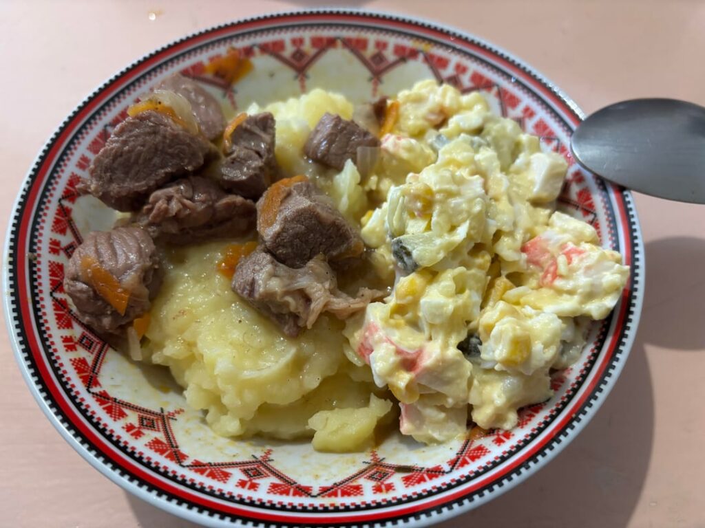 ウクライナのどこかにある私の部隊での今日の昼食: 軍隊風ソリャンカのスープ、牛肉入りマッシュポテト、オリヴィエ風サラダ