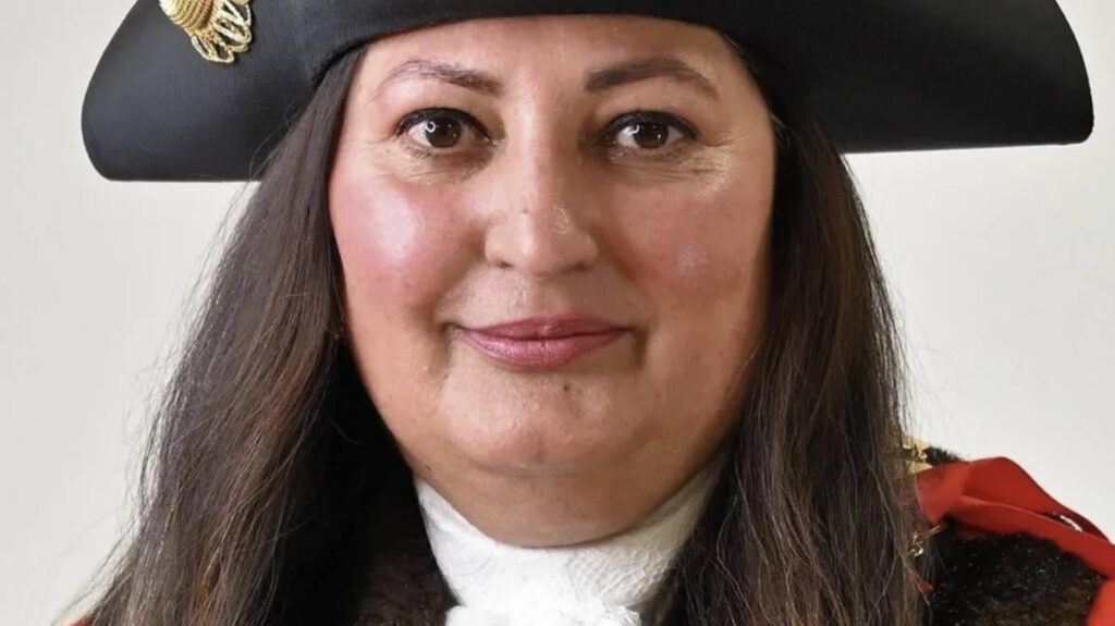 労働党市長、15歳少女を強姦した息子の携帯隠し手助けで有罪