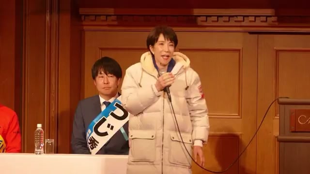 【動画】写真ではなく動画を出せとの高市早苗支持者と思われる方からお怒りやご指摘があったので、日曜討論会を欠席したその日の昨夜17：30ごろの名古屋観光ホテルで関節リウマチの右手でマイクを持つ以外に、右腕も動かせるぐらいまで回復した高市さんの姿です