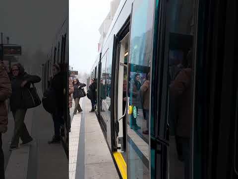 NotJustBikes のワイヤーのない路面電車