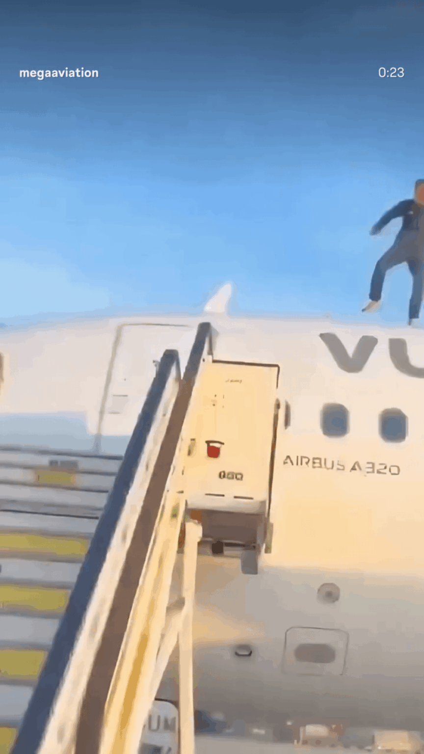 スペインでエアバスA320に登る男性