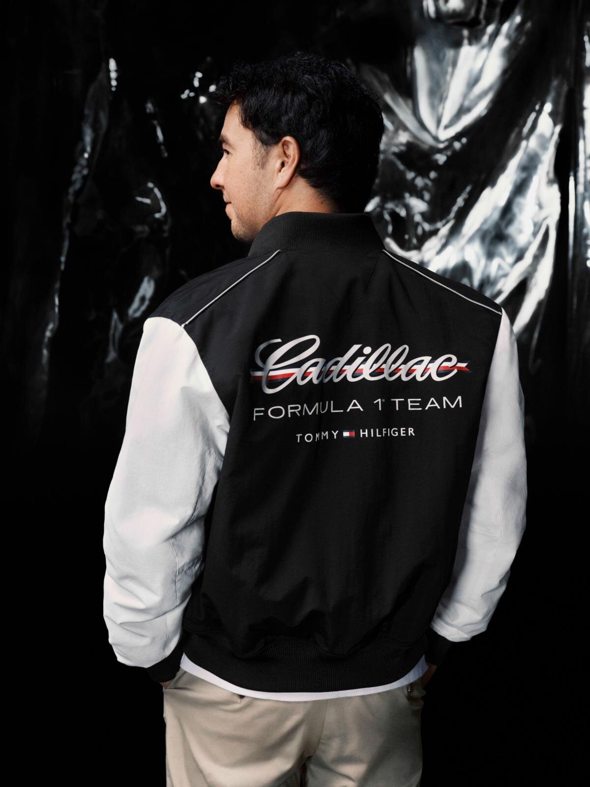 トミー ヒルフィガー×米国F1チーム“ユニフォーム風”Tシャツや筆記体ロゴ入りフーディー｜写真1