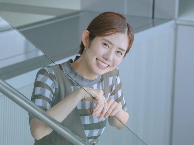 山崎夕貴アナが肌で感じた、日本とイギリスの“子育ての差”「育児用品は一部非課税、パウチタイプの離乳食!?」 - with class -講談社公式