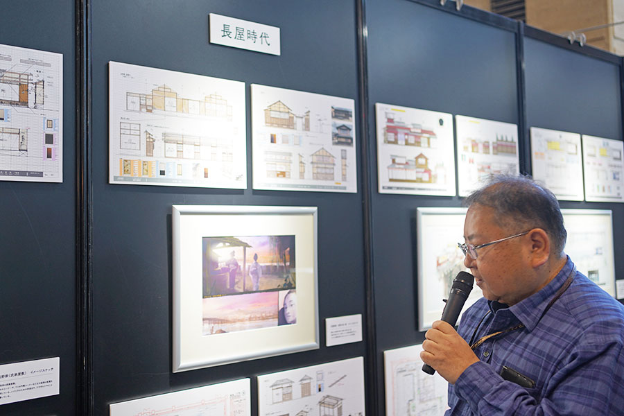 「『ばけばけ』セット公開」の図面の前で解説する、エグゼクティブ・デザイナーの山内浩幹さん（2月19日撮影／Lmaga.jp）