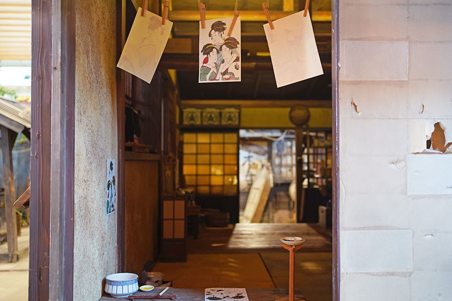 「『ばけばけ』セット公開」の様子。「松野家」の縁側では、トキの母・フミ（池脇千鶴）が内職の作業途中（2月19日撮影／Lmaga.jp）