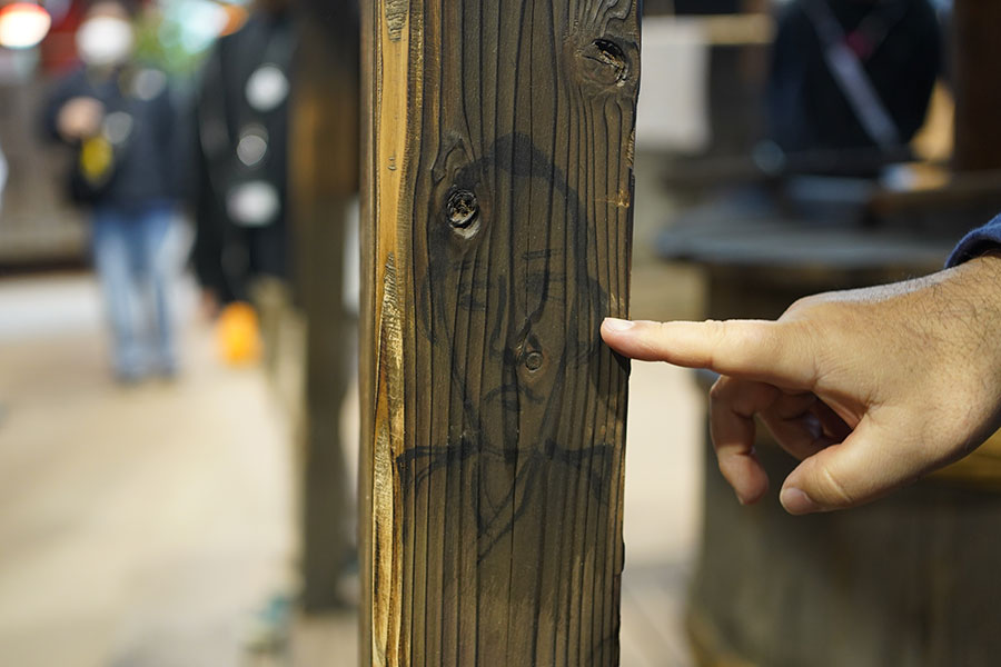 「『ばけばけ』セット公開」の様子。井戸の柱に描かれた、トキの祖父・勘右衛門（小日向文世）と思しき落書き（2月19日撮影／Lmaga.jp）